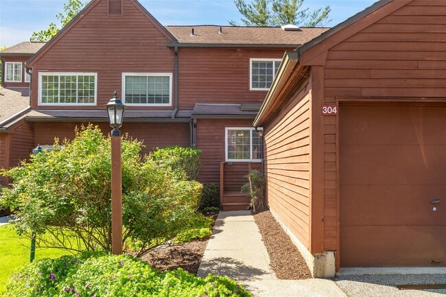 Building Photo - 304 Appletree Ln
