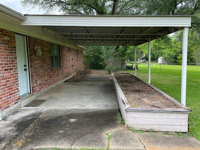 Building Photo - 242 Adler Dr