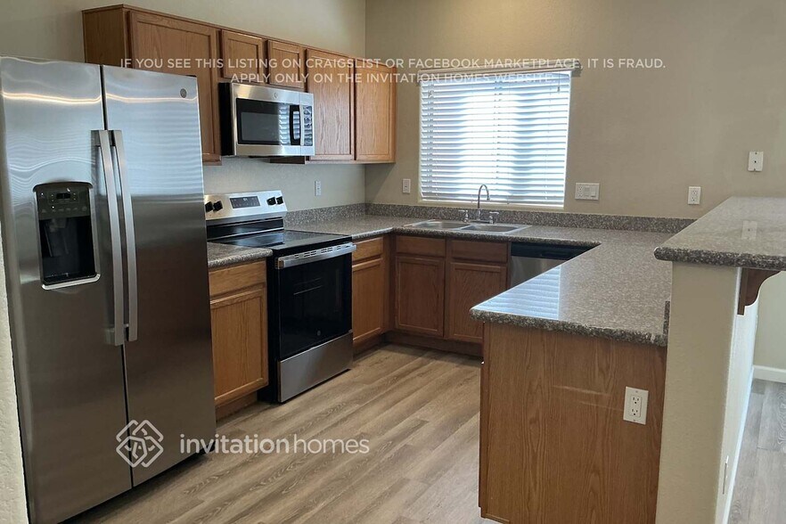 Building Photo - 5858 E Hoover Ave