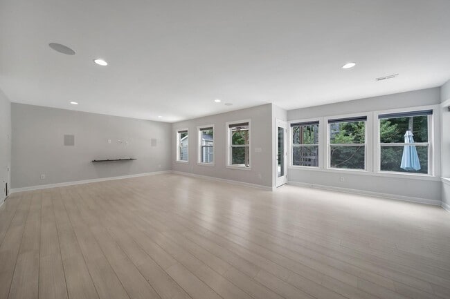 Building Photo - Gorgeous 4 Bed 3.5 Bath Home with Basement...