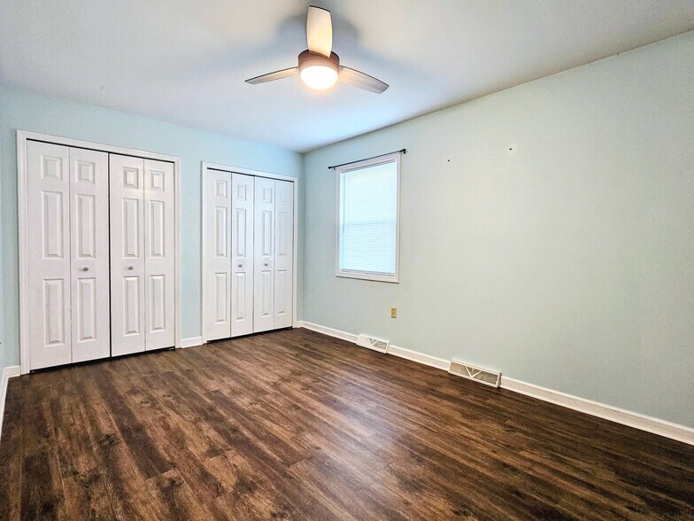 Building Photo - 131 Red Stone Cir