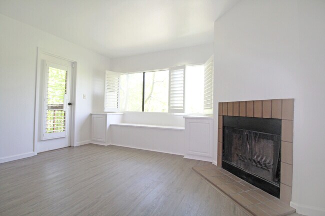 Building Photo - Spacious Adam's Point Condo Available NOW!