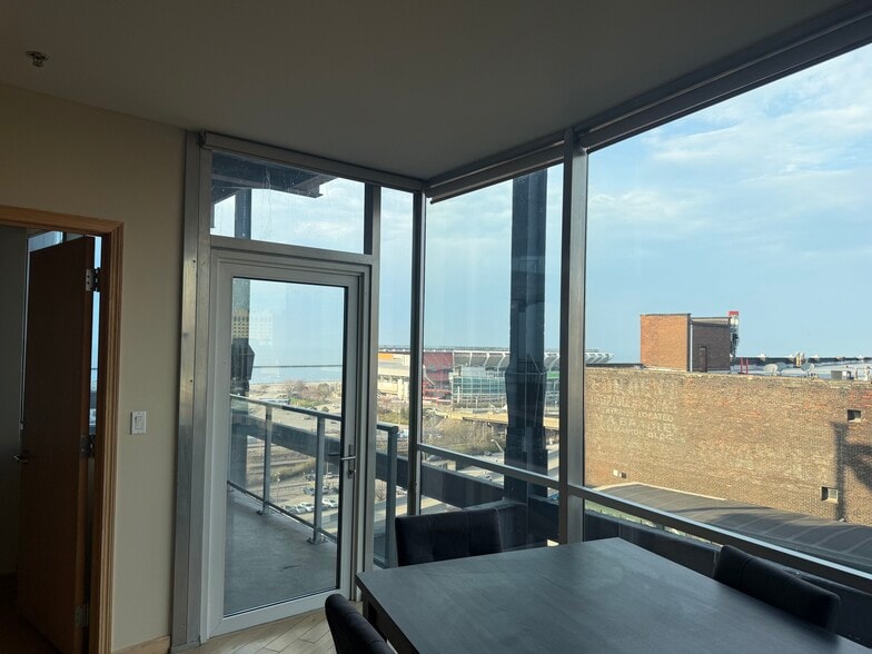 Building Photo - 701 W Lakeside Ave