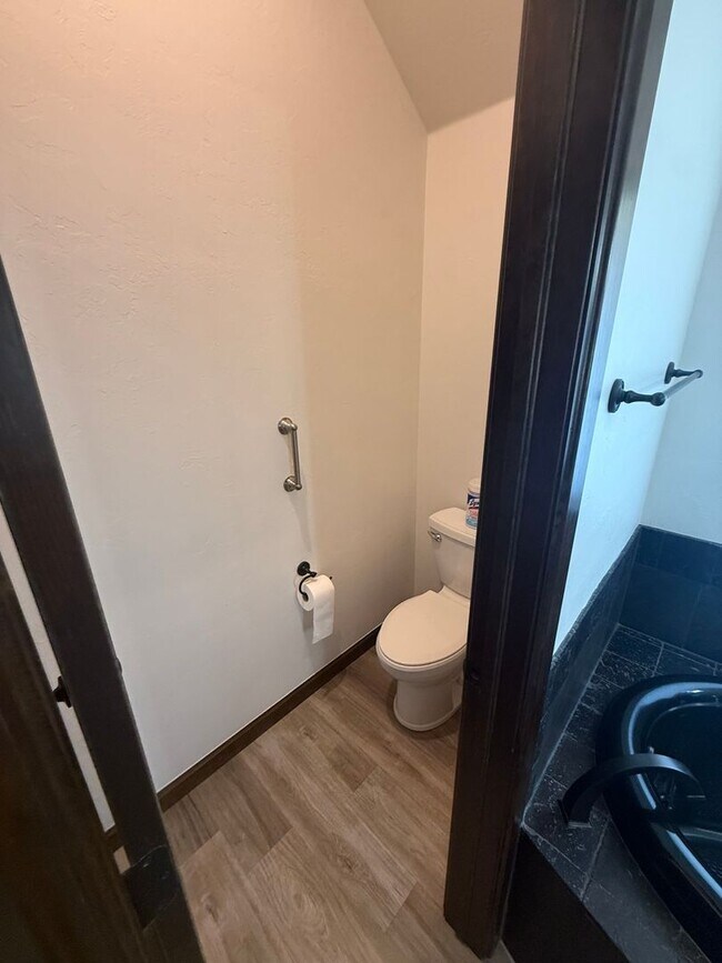 Building Photo - 3 bed plus office, Neighborhood amenities include a neighborhood pond, Pool and playground!