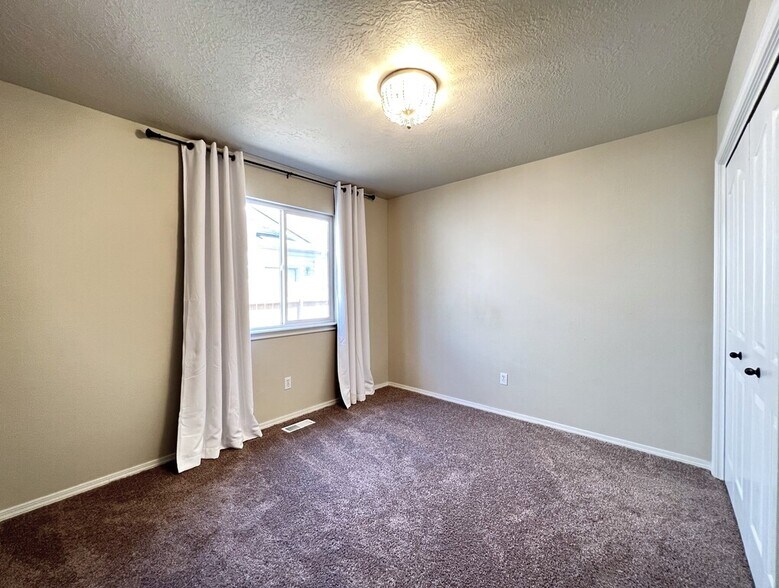 Building Photo - 3377 S Annett Ave