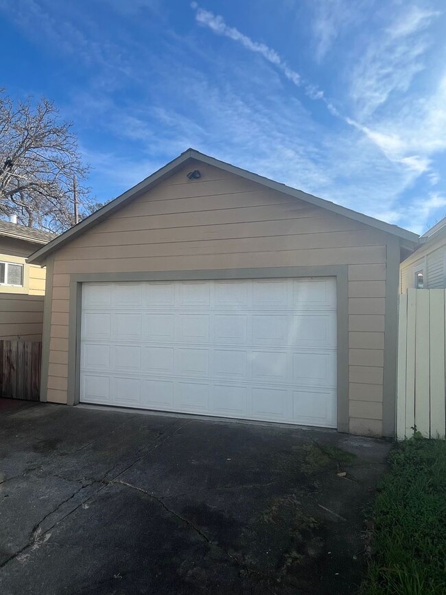 Building Photo - 2 Bedroom 1 Bathroom Single Family Home lo...