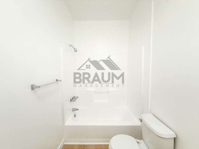 Building Photo - 11035 Moorpark St