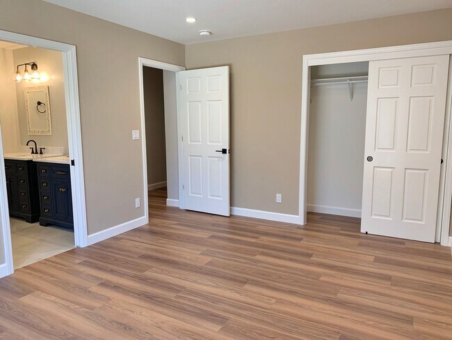 Building Photo - 900 Apricot Ln