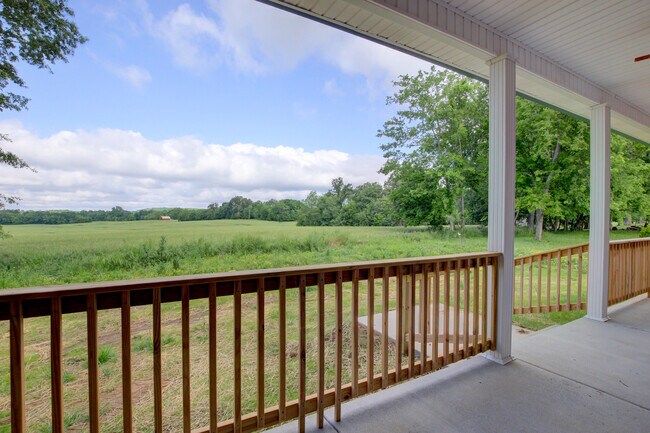 Building Photo - 135 Riverbend Dr
