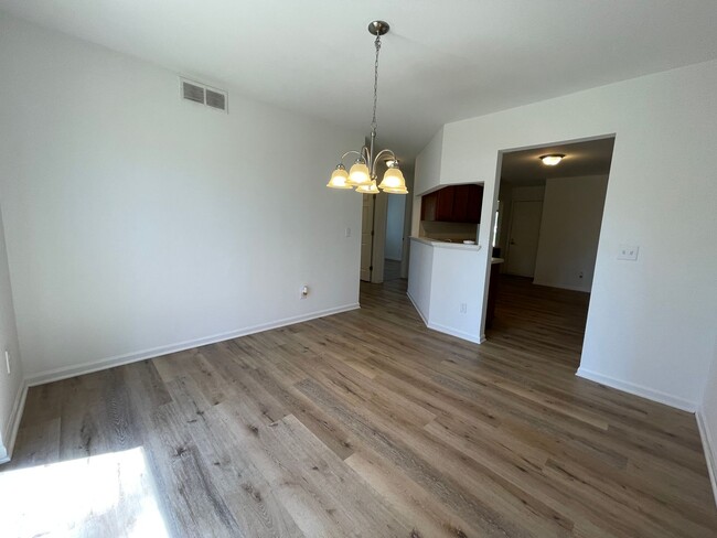 Building Photo - 2-Bedroom Duplex with full basement, 1-Car...