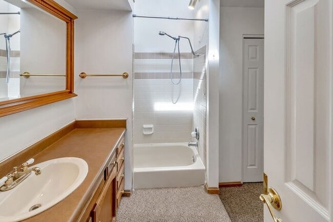 Building Photo - Redlands Escape - 2 Bedroom Condo with sunroom!