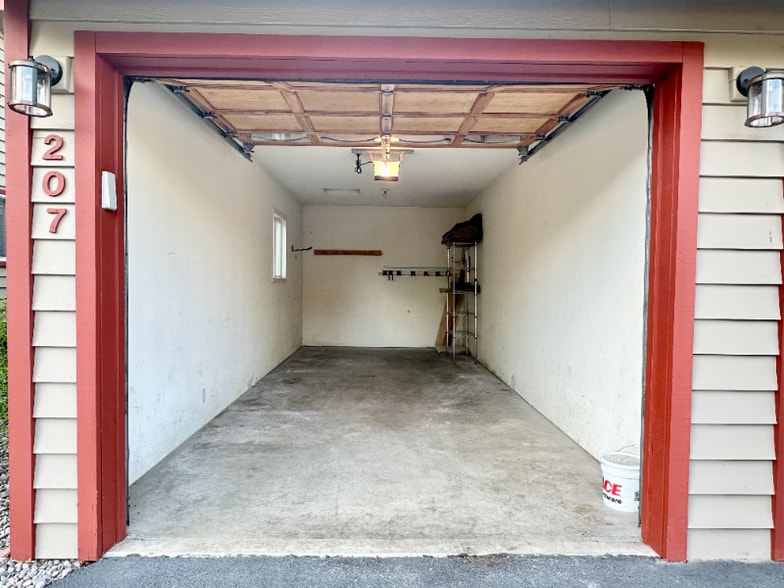 Building Photo - 1750 E Lakeshore Dr