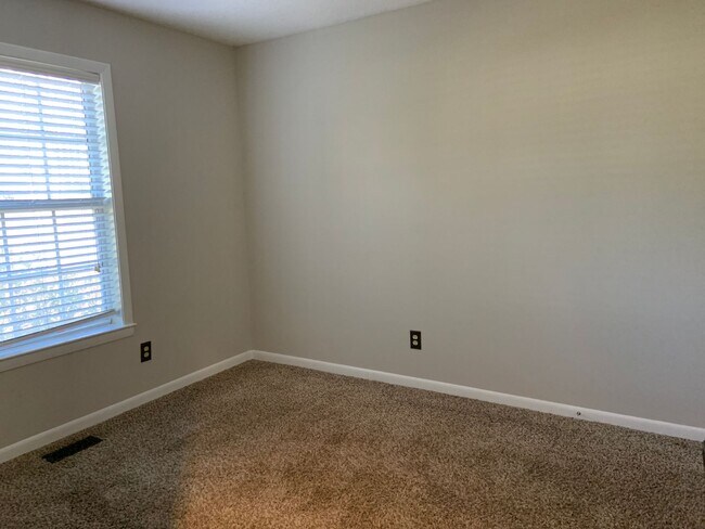 Building Photo - Wonderfully Maintained Ranch in North Oaks!