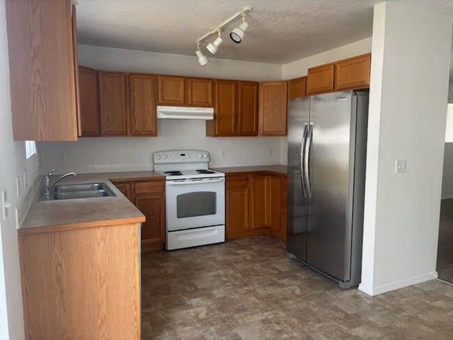 Building Photo - Rancher home!