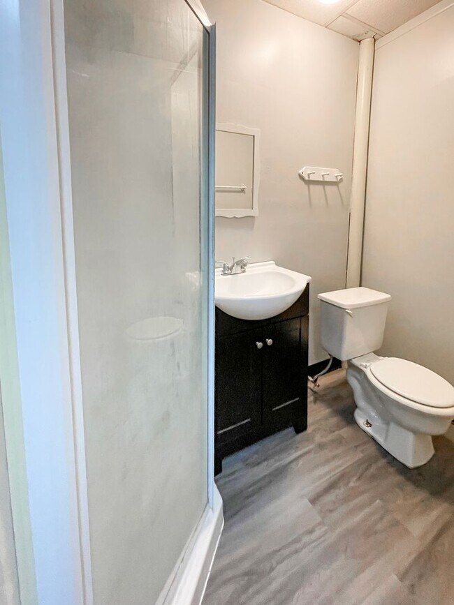 Building Photo - PRELEASING for AUGUST! Close to Campus