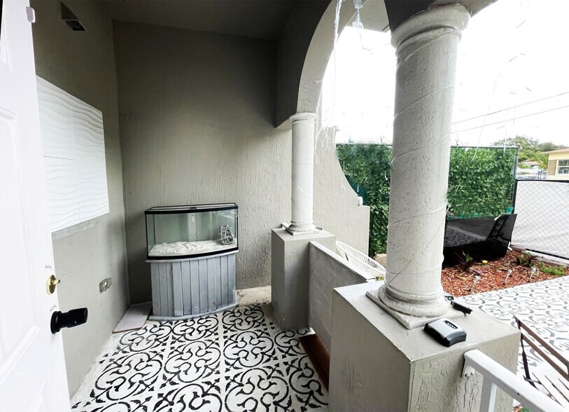 Building Photo - 1102 NW 26th St