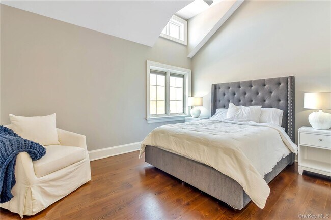 Building Photo - 695 Sound Dr