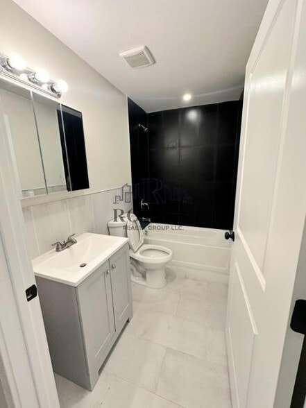 Building Photo - 356 S 6th St