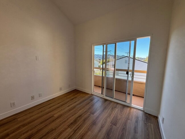 Building Photo - Remodeled 3 Bed 3 Bath Townhome for Rent in Glendale, CA