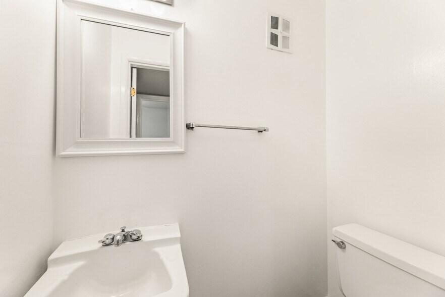 Building Photo - 1400 Church St