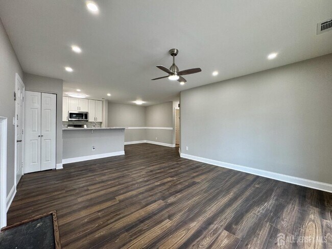 Building Photo - 10 Lear Ct