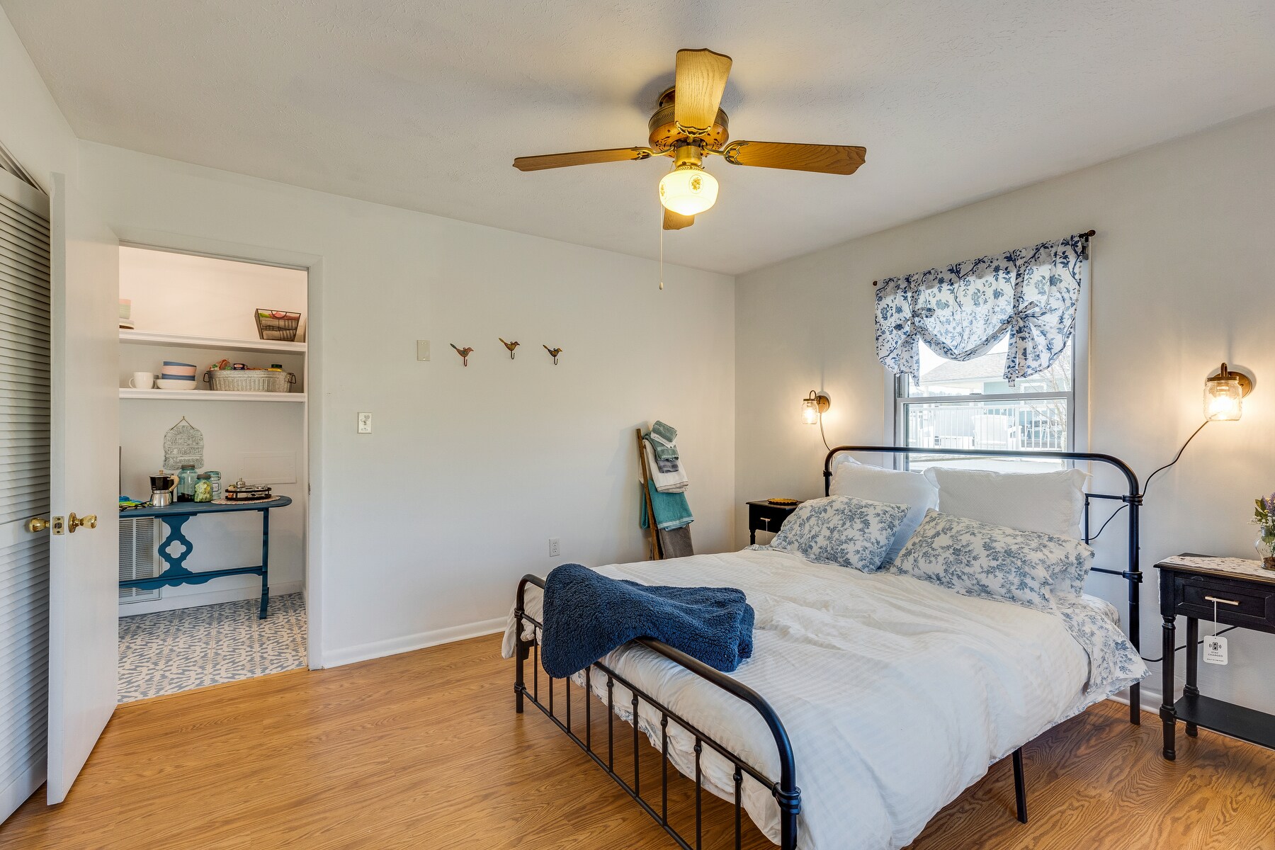 2nd Bedroom downstairs queen bed - 21392 Lakeshore Dr
