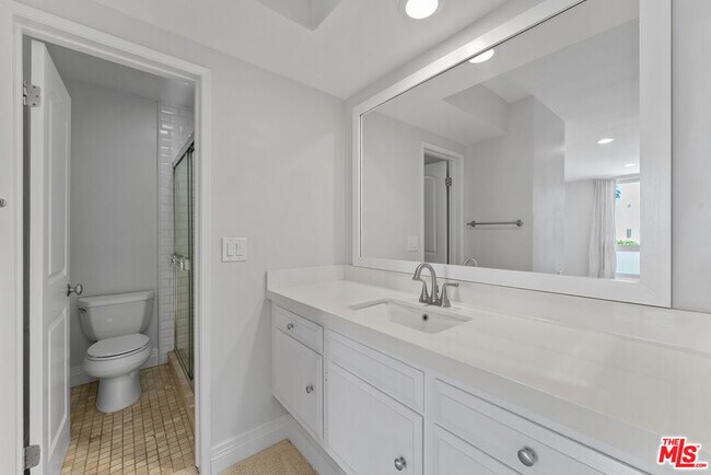 Building Photo - 809 S Bundy Dr