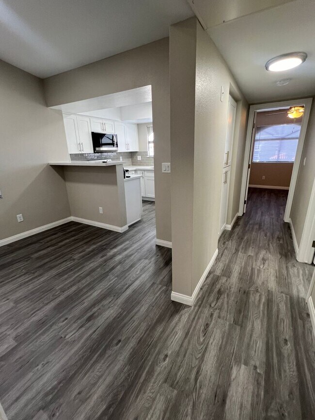 Building Photo - Newly Renovated Enclaves Condo!