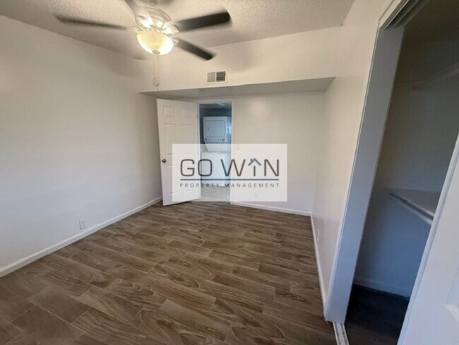 Building Photo - 925 W Cheryl Dr