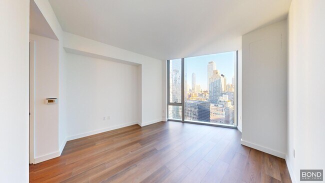 Building Photo - 635 W 59th St