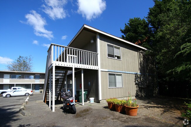 Building Photo - 698 5th Ave W
