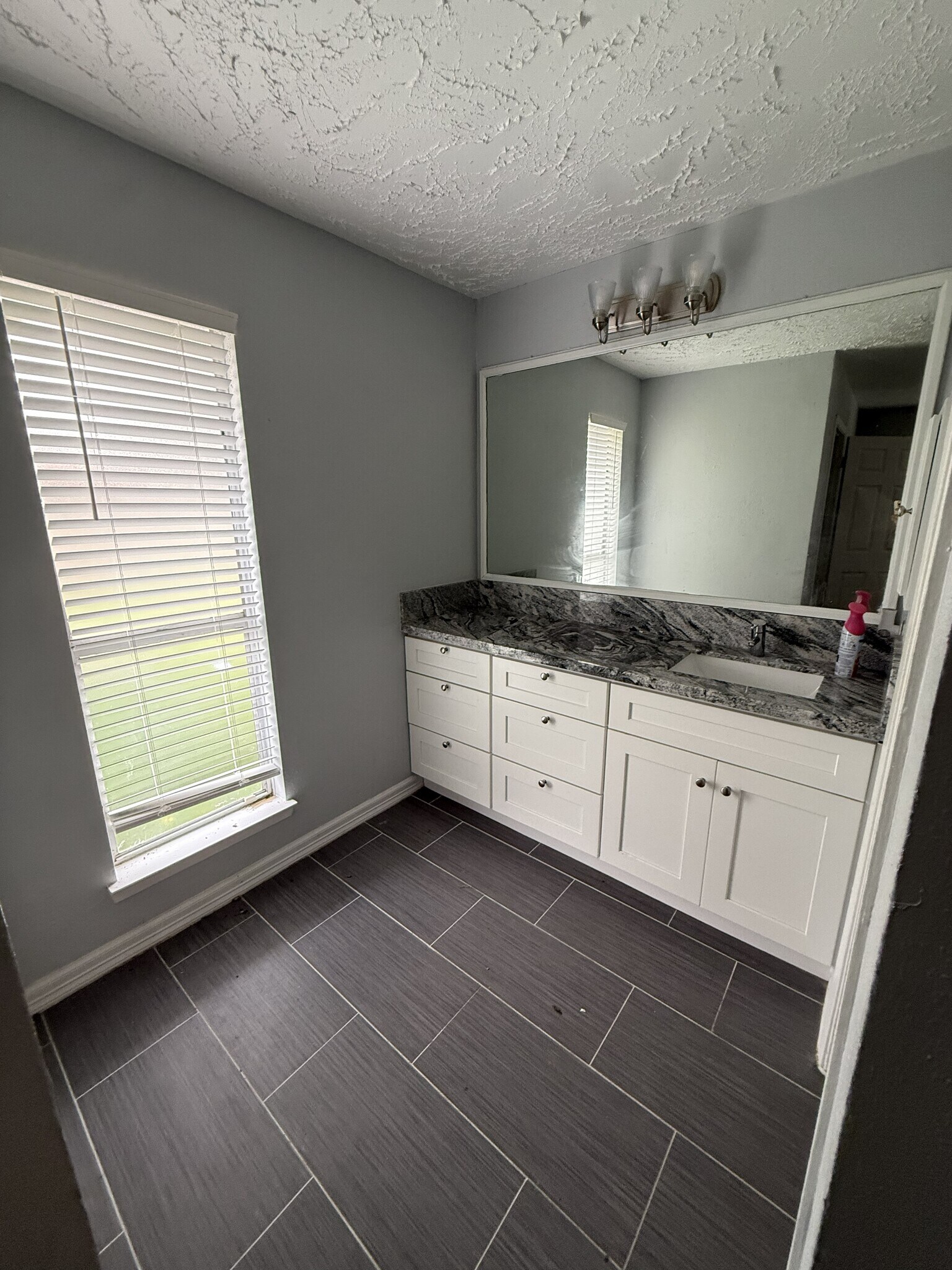 Building Photo - 13323 S Thorntree Dr