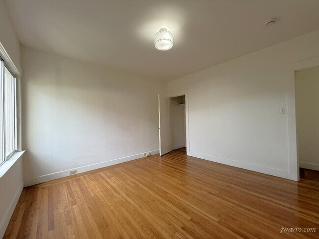 Building Photo - 714-716-716 35th Ave