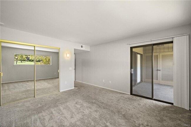 Building Photo - Beautifully Upgraded Single-Level Condo on...