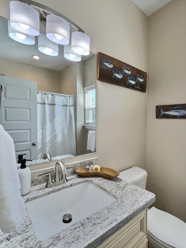 Building Photo - Fully Furnished 2 BD/2 BA Retreat on the B...