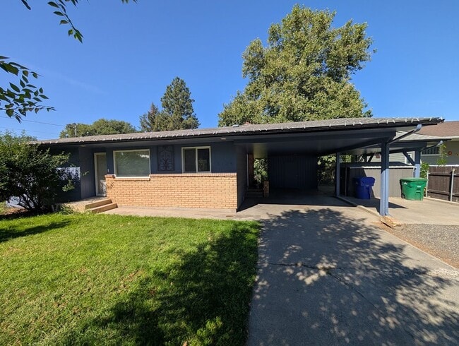 Building Photo - 3 bedroom 2 bath Pet-Friendly House with Amazing Backyard!