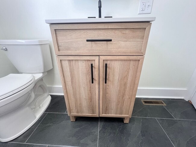 Building Photo - 810 Stonehenge Ave