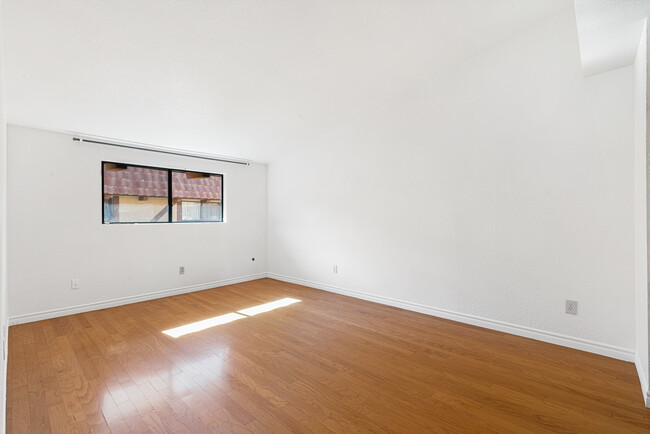 Upstairs loft space - 5834 Etiwanda Ave