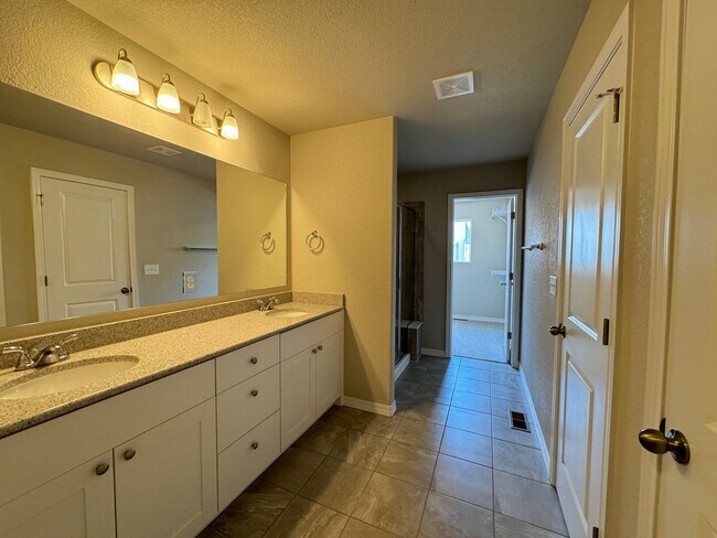 Building Photo - 3 Bedroom 2.5 bath 2 car garage with centr...