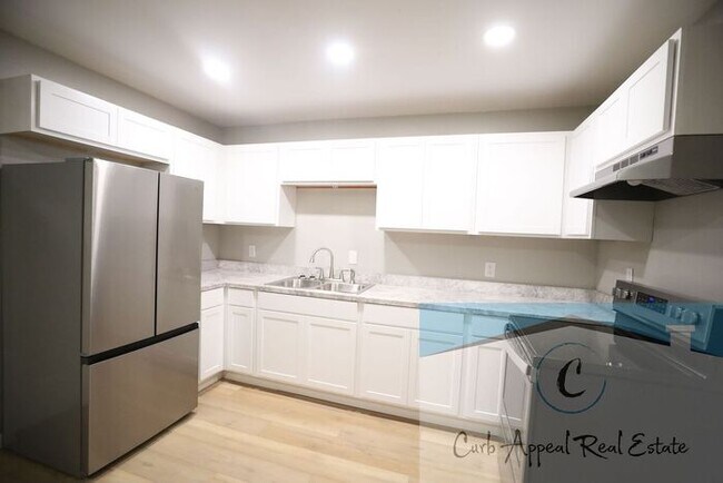 Building Photo - Fully renovated 2 bed 2 bath townhouse
