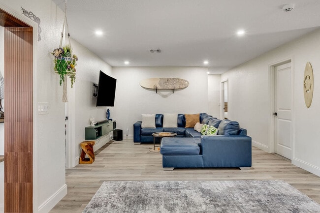 Building Photo - 415 N Shore Dr