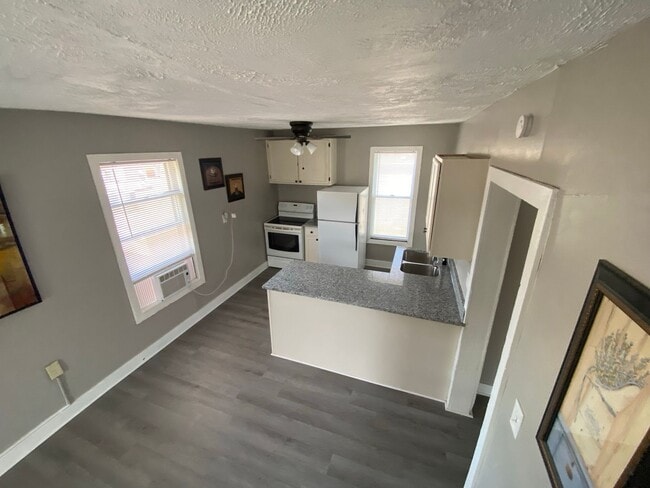 Building Photo - Very attractive 2BR 1/2 duplex