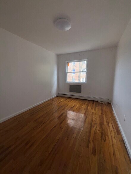 Building Photo - 245 E 28th St