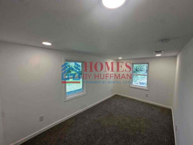 Building Photo - Two Bedroom House | Completely Updated | Move In Special