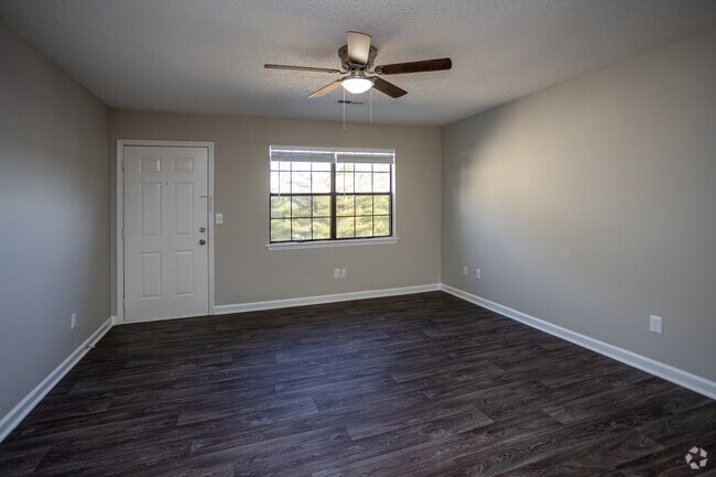 2 BR, 1 BA - 1,060SF - Woodland Manor