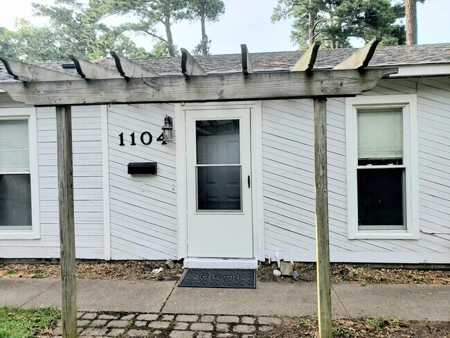 Building Photo - 1104 Parks Ave