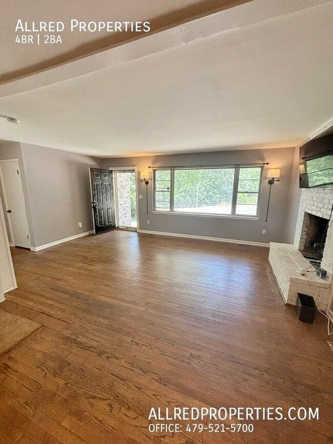 Building Photo - Beautiful 4BR/2BA Home Near U of A! Decemb...