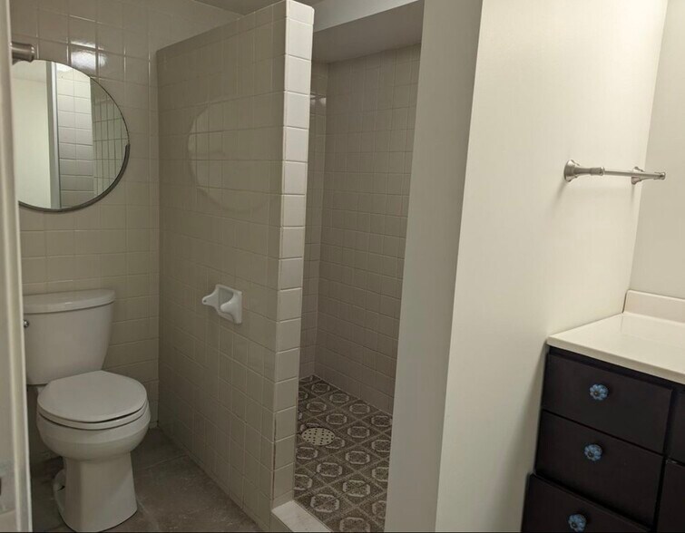 Building Photo - 750 Elm Ct