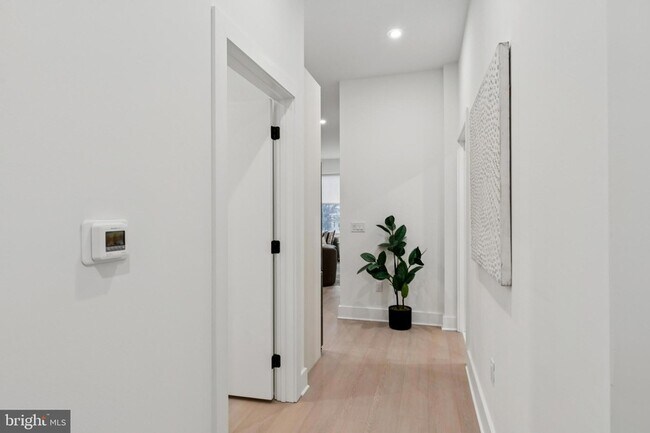 Building Photo - 30 W Allens Ln