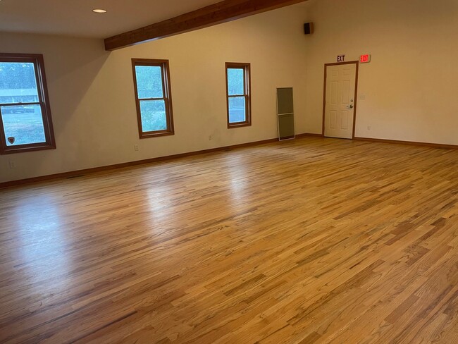 Building Photo - Large Three Bedroom on the North Side of D...